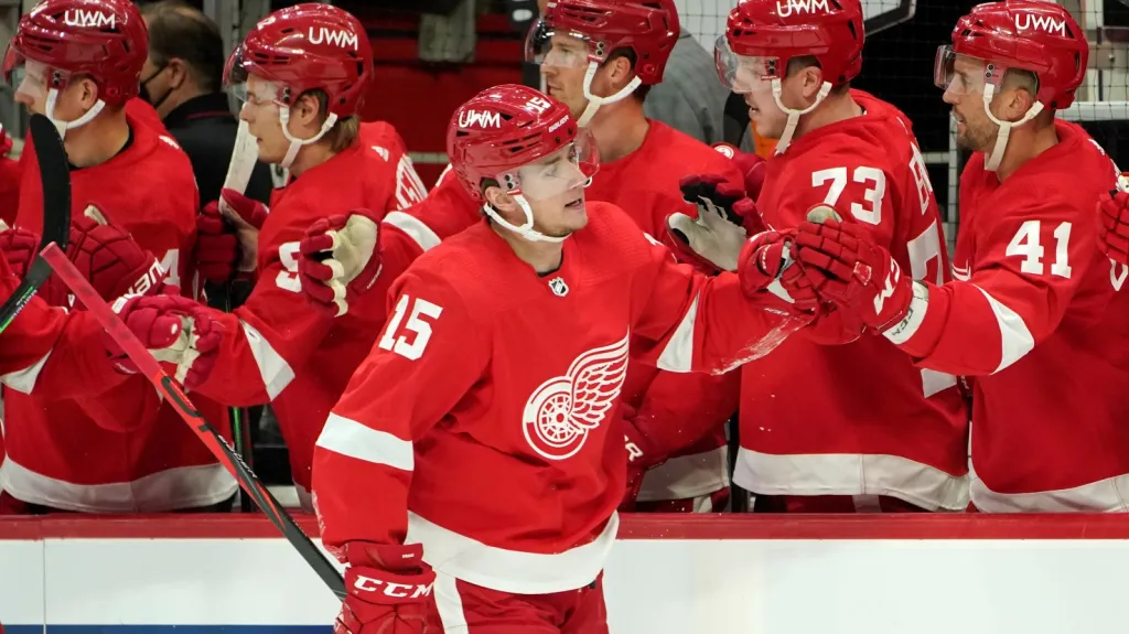 Jakub Vrána oslavuje s kolegy z Detroitu branku
