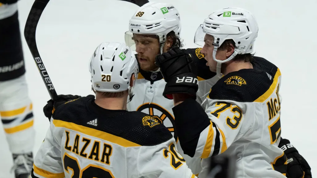 David Pastrňák slaví gól se spoluhráči z Bostonu