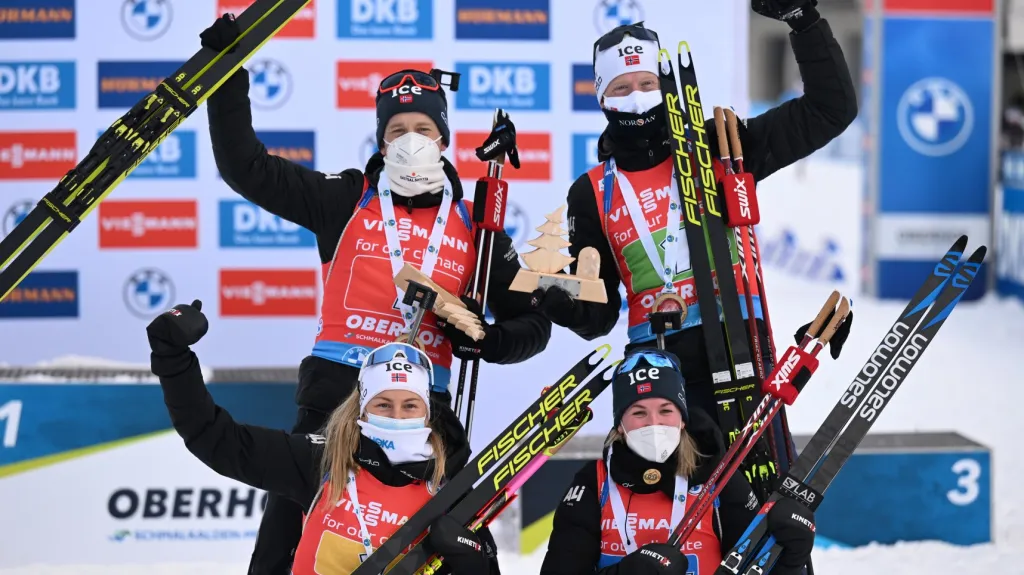 Norská smíšená štafeta se raduje z výhry