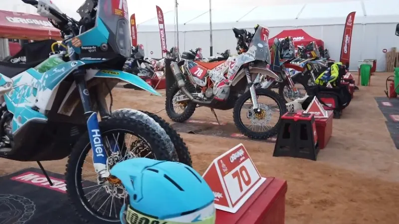 Podmola trápily šlachy, Macík řešil média. Volný den na Dakaru