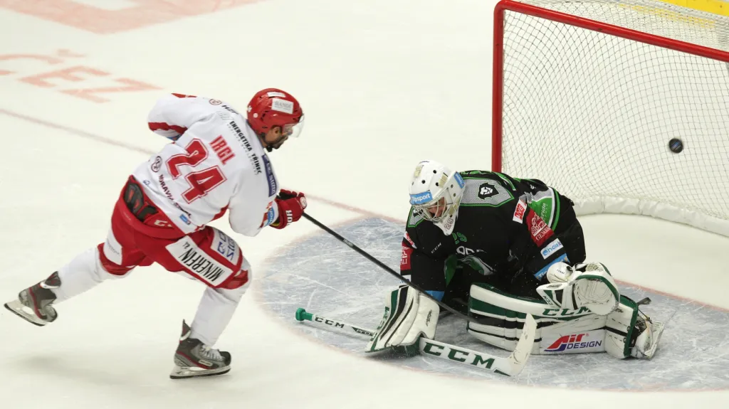 Zbyněk Irgl proměňuje trestné střílení proti Mladé Boleslavi 