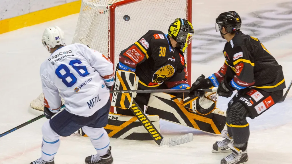 Plzeňský Tomáš Mertl skóruje proti Litvínovu