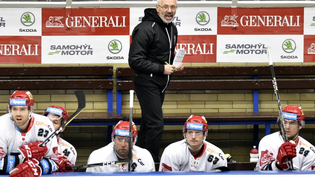 Trenér Václav Sýkora na lavičce Hradce Králové