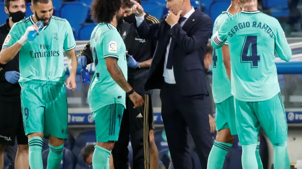 Zinédine Zidane udílí pokyny hráčům Realu