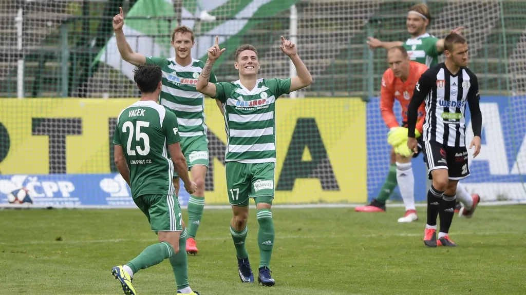 Fotbalisté Bohemians 1905 oslavují gól 