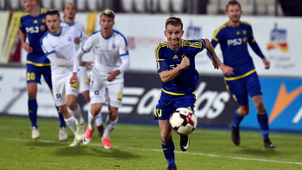 Jan Záviška (u míče) v utkání proti Slovanu Liberec