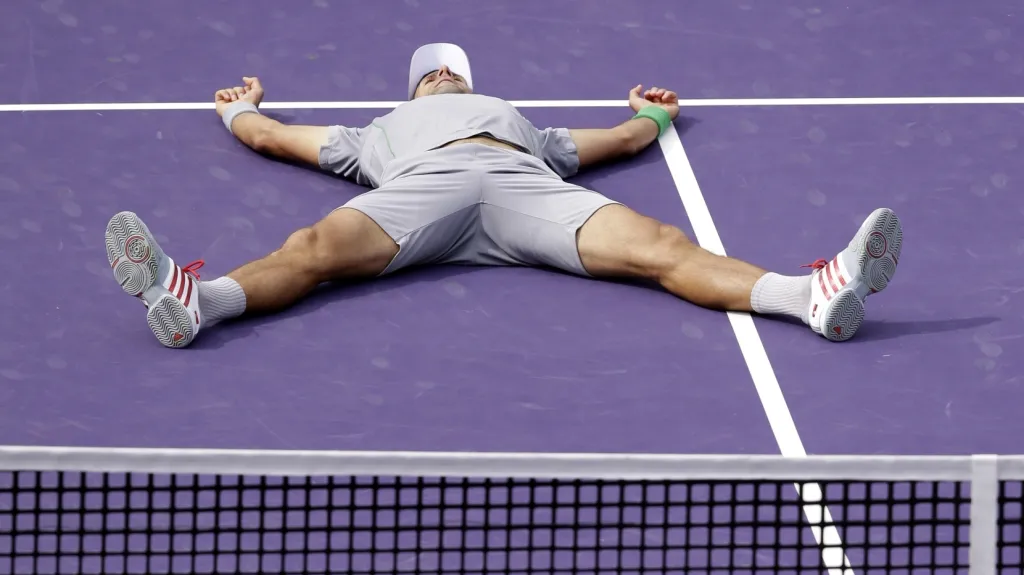 Slavící Novak Djokovič