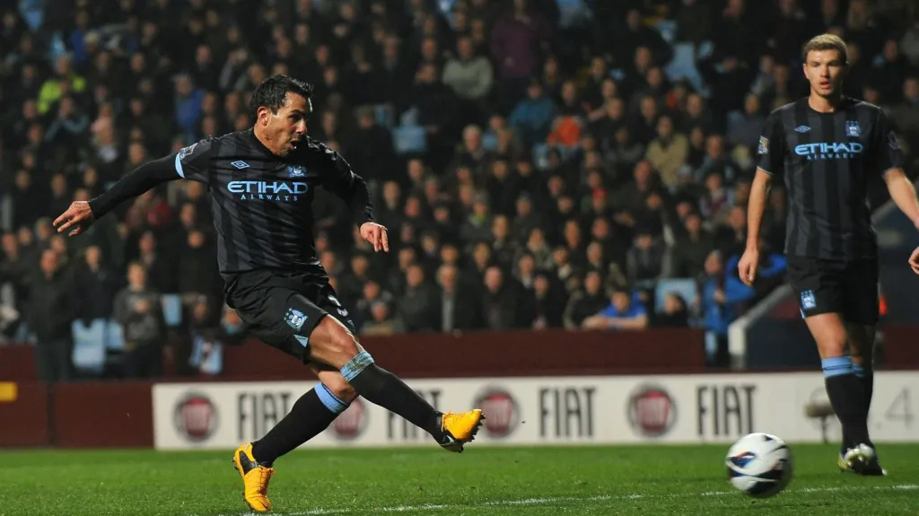 Carlos Tévez skóruje za Manchester City