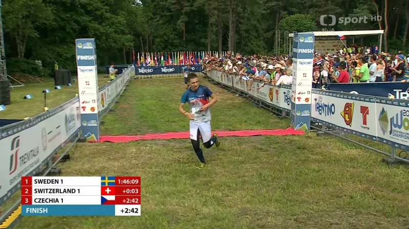 Závěr mužské štafety na MSJ v orientačním běhu s bronzovou českou sestavou