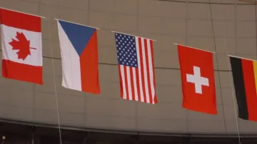 Vlajky nad ledovou plochou v Globen aréně