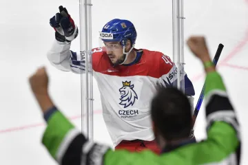 Český útočník Jan Kovář slaví gól ve čtvrtfinále MS