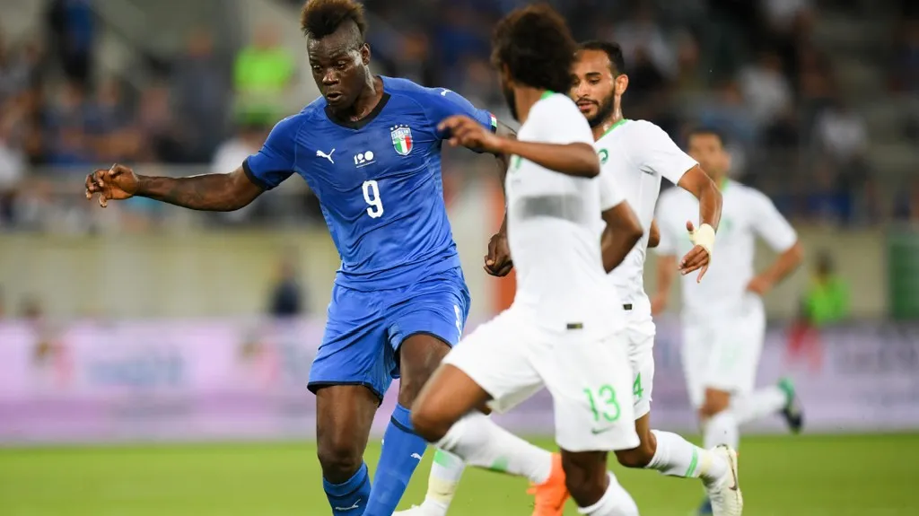 Mario Balotelli v utkání se Saúdskou Arábií
