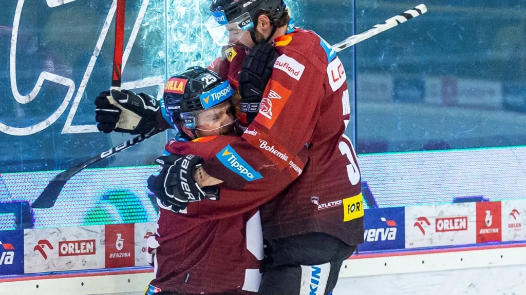 Sparťané Ondřej Kaše a Roman Horák slaví gól