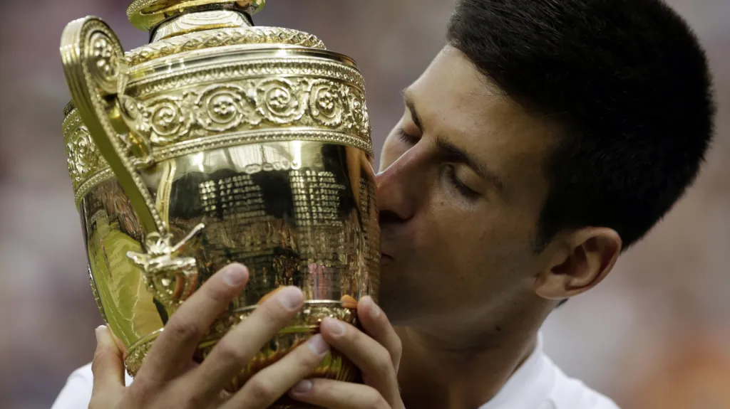 Novak Djokovič s wimbledonskou trofejí