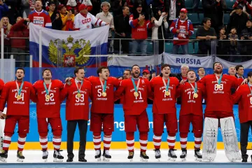 Slavící hokejisté Ruska po zisku zlatých olympijských medailí