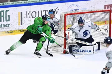 Plzeňský brankář Nick Malík čelí šanci Mladé Boleslavi