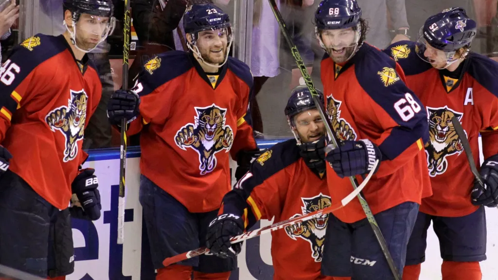 Jaromír Jágr (druhý zprava) se raduje se spoluhráči z Floridy z gólu