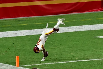 Safety Washingtonu Kamren Curl slaví touchdown proti San Franciscu