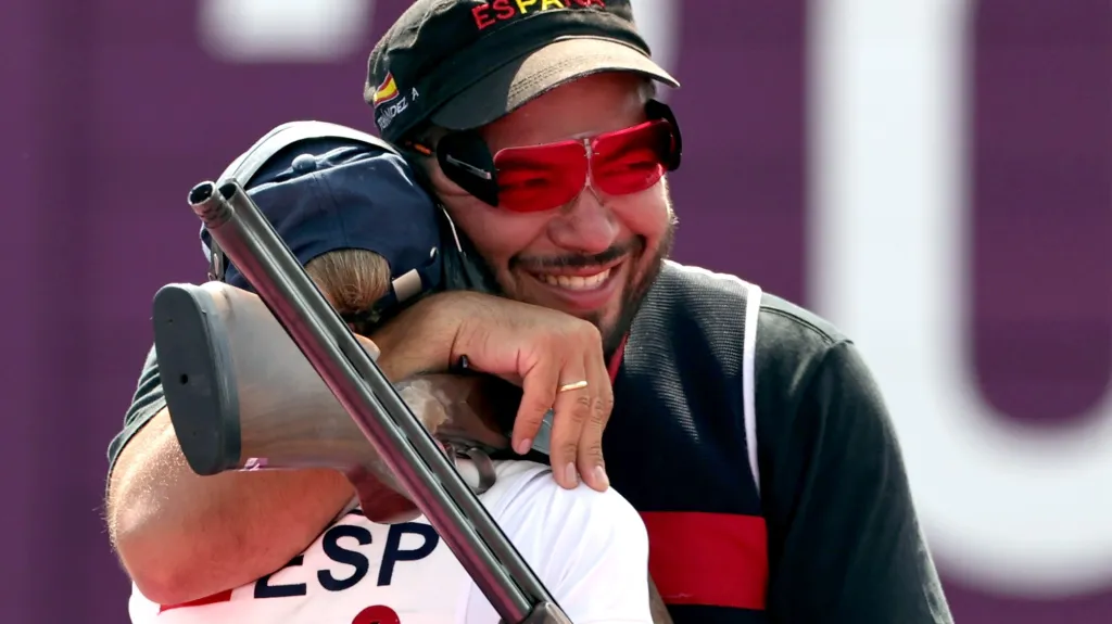Střelci Alberto Fernández a Fátima Gálvezová po olympijském triumfu