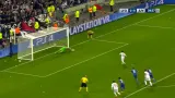 Moment v utkání Lyon - Juventus: Neproměněná penalta Lacazetta (34. min.)