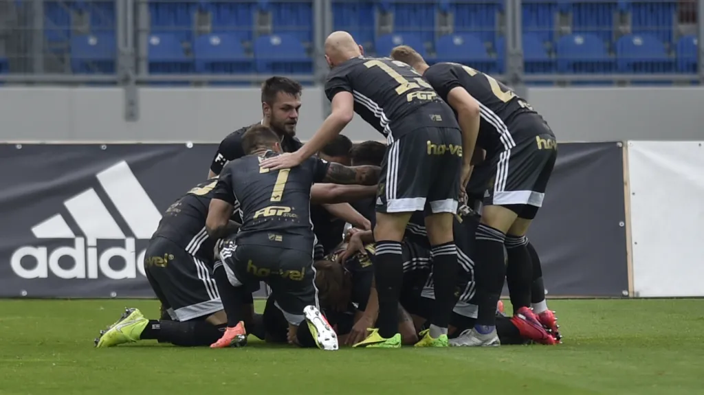 Ostravští fotbalisté slaví gól