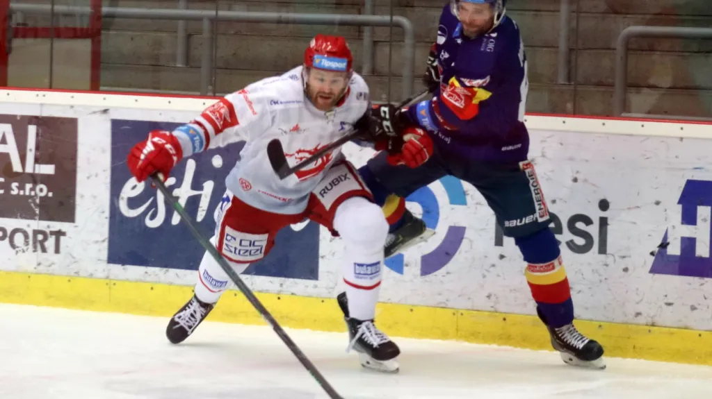 David Musil si chrání puk před Michalem Vondrkou