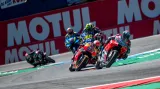 Souboj o vedení v závodě MotoGP v Assenu