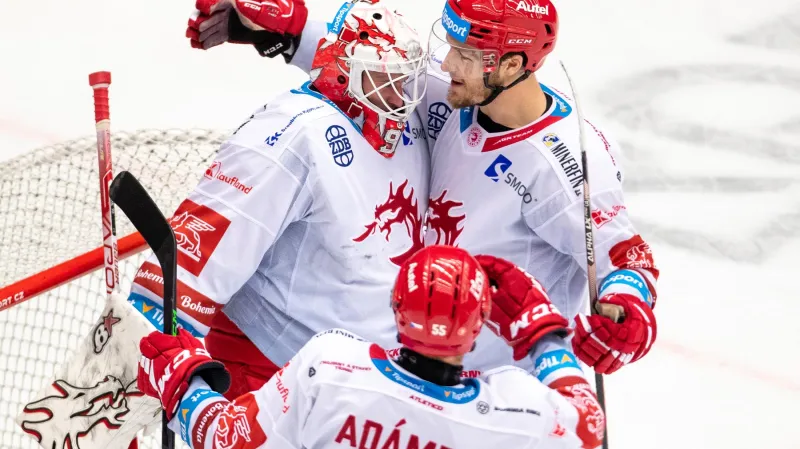 Radost třineckých hokejistů po srovnání série se Spartou na 2:2