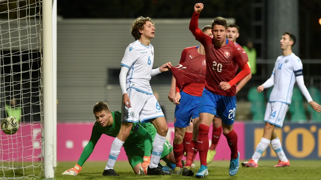 Adam Hložek střílí gól české jednadvacítky do sítě San Marina