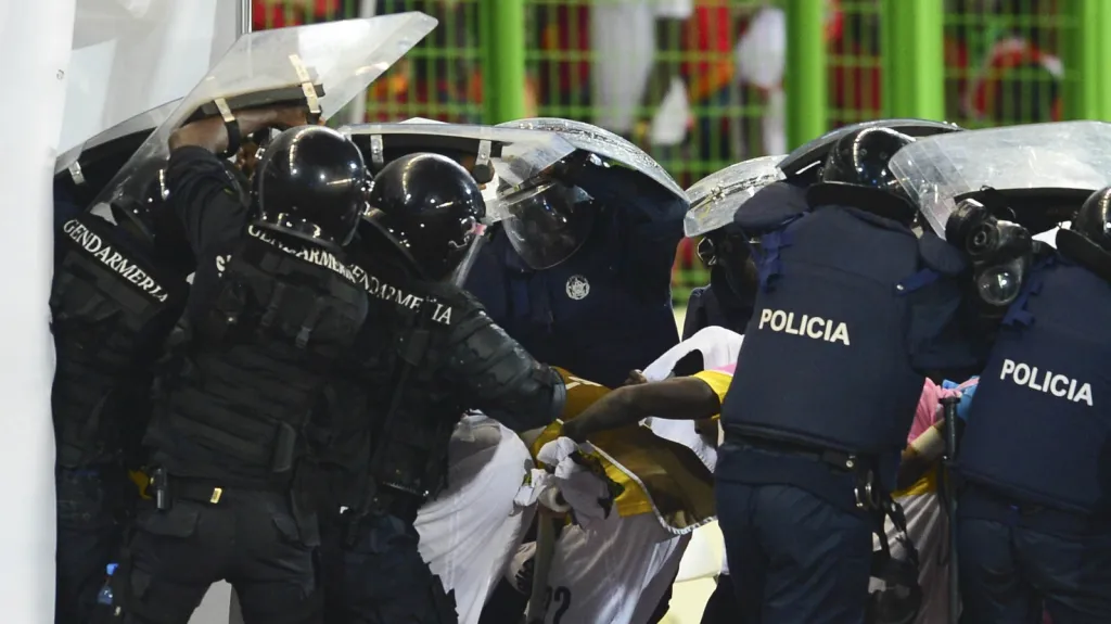 Policisté chrání hráče Ghany před útoky fanoušků Rovníkové Guiney