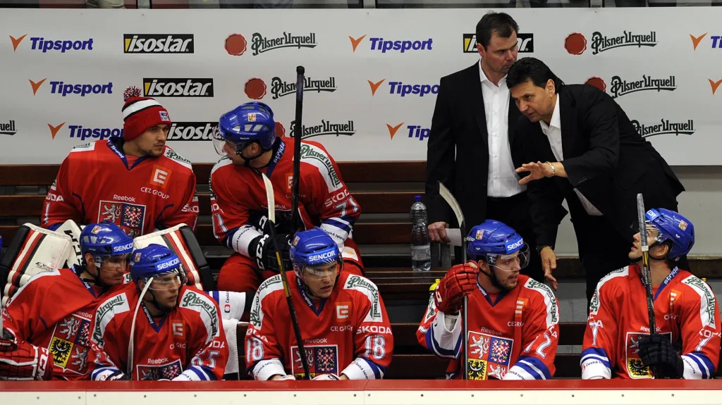 Kouč Vladimír Růžička (vpravo) a jeho asistent Jaroslav Špaček hovoří se svými svěřenci na střídače