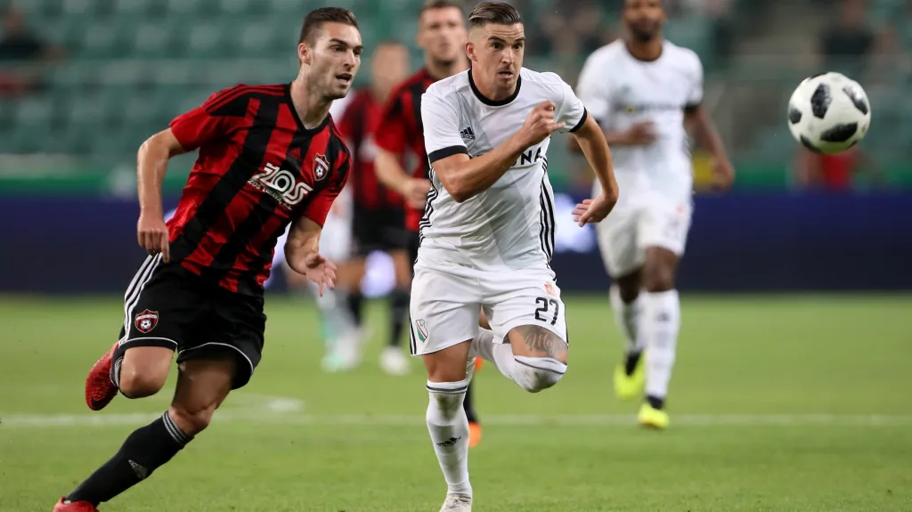 Andrej Kadlec z Trnavy (vlevo) a Carlitos z Legie Varšava bojují o míč