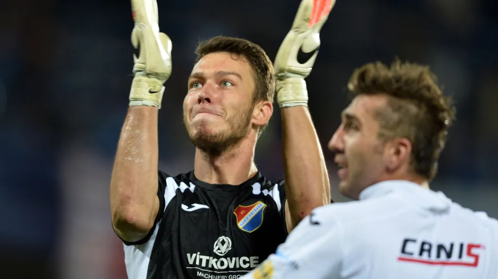 Brankář Jiří Pavlenka (vlevo) a Davor Kukec se radují z výhry Baníku