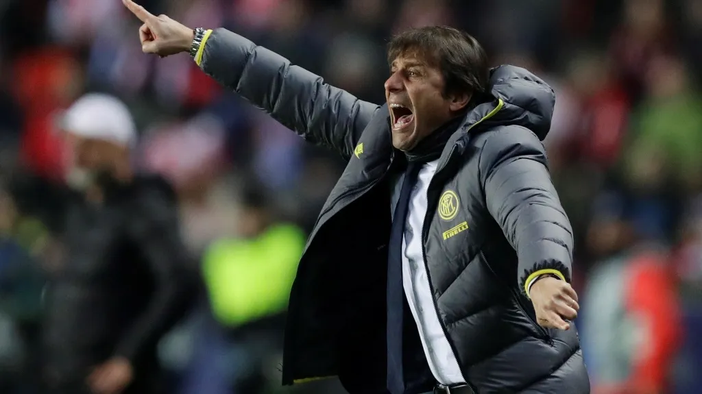 Antonio Conte gestikuluje na lavičce v utkání LM Slavia - Inter