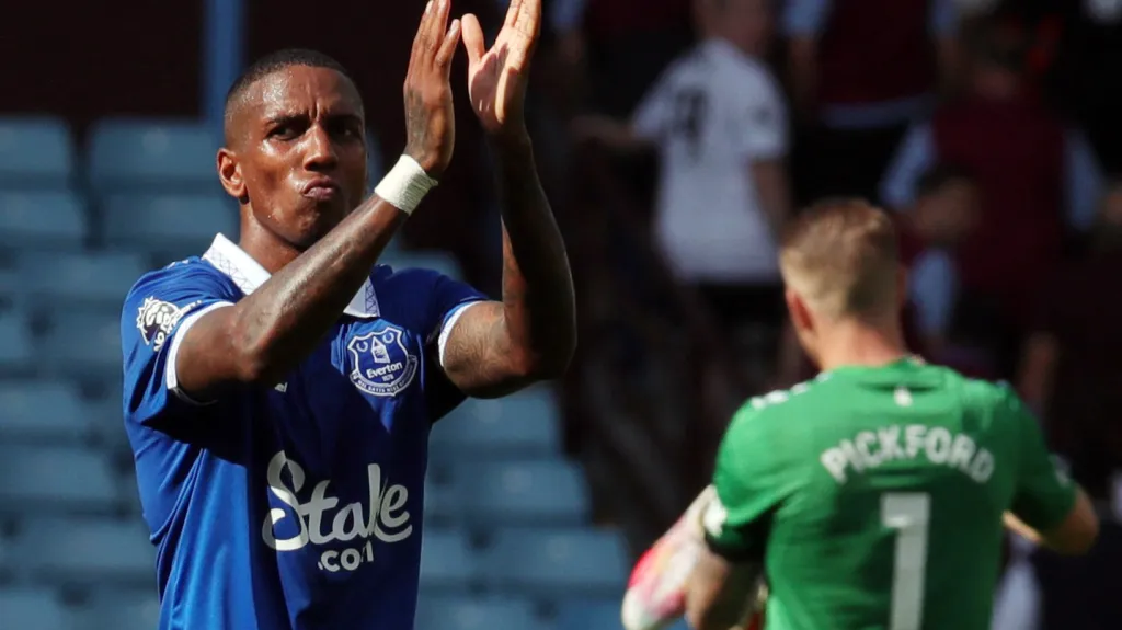 Aston Villa si poradila s Evertonem