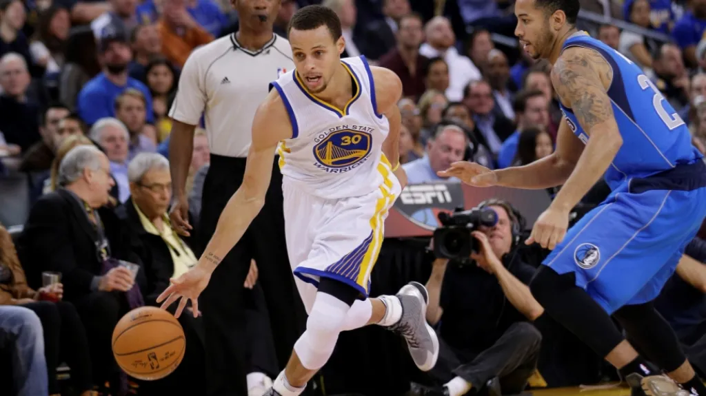 Utkání Golden State Warriors - Dallas Mavericks (Stephen Curry vlevo)
