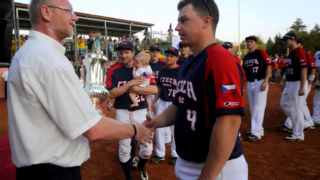 Softbalista David Mertl přebírá trofej pro mistry Evropy