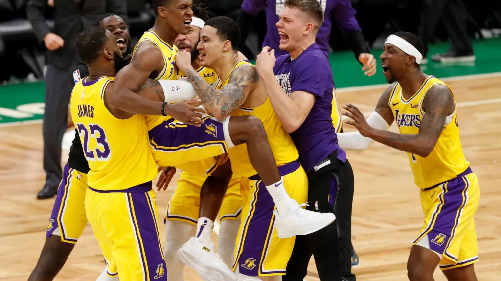 Rajon Rondo je oslavován svými spoluhráči z LA Lakers