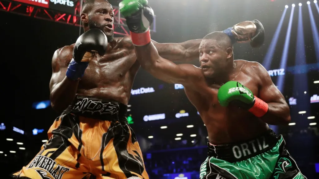 Deontay Wilder (vlevo) v zápase o pás WBC proti Luisi Ortizovi