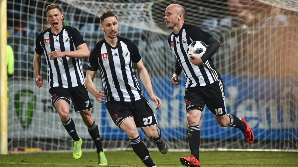 Ivo Táborský (vpravo) oslavuje se spoluhráči z Českých Budějovic gól