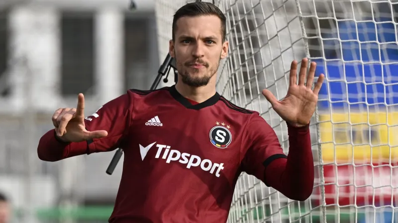 Sparťan Lukáš Haraslín oslavuje gól