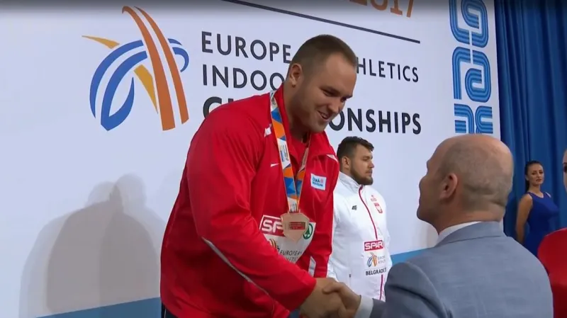 Medailový ceremoniál: Koulař Tomáš Staněk přebírá stříbro