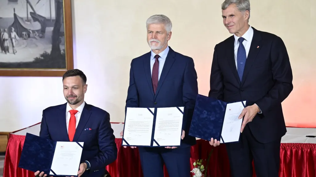 Předseda ČPV Zbyněk Sýkora, prezident Petr Pavel a předseda ČOV Jiří Kejval podepsali přihlášku na Hry v Paříži