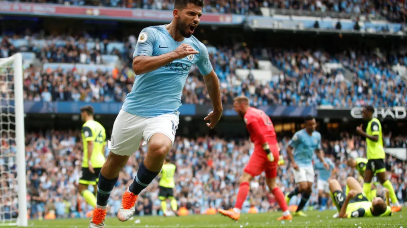 Sergio Agüero z Manchesteru City slaví gól v síti Huddersfieldu