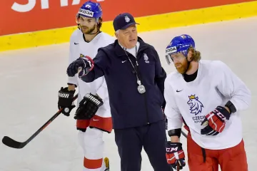 Michael Frolík s Jakubem Voráčkem a Milošem Říhou