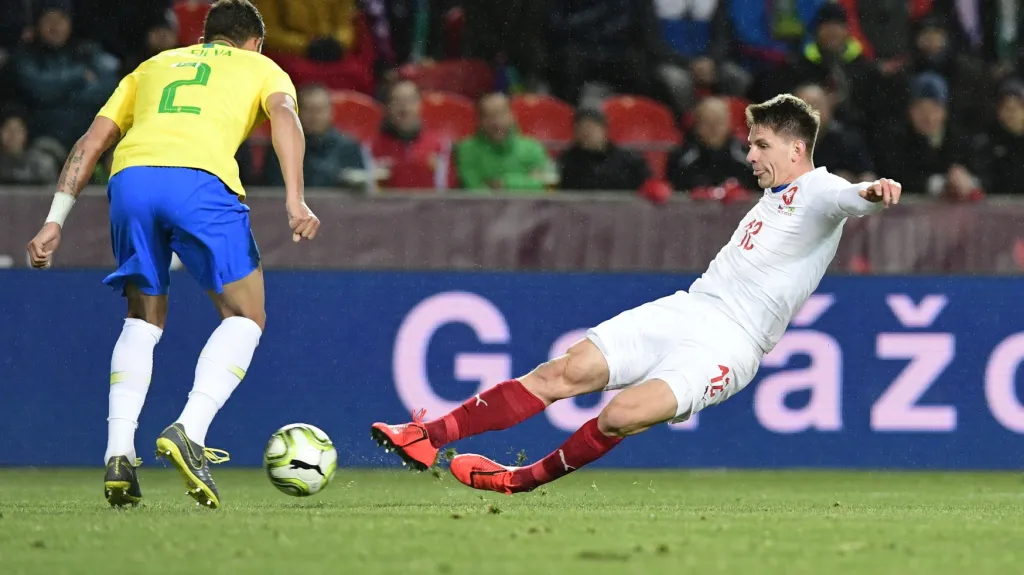 Lukáš Masopust bojuje o míč v zápase s Brazílií