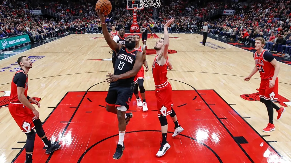 James Harden z Houstonu střílí na koš přes Tomáše Satoranského z Chicaga