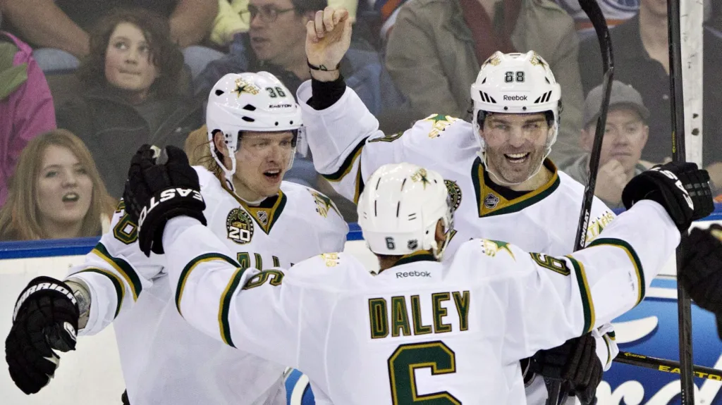 Jágr slaví se spoluhráči