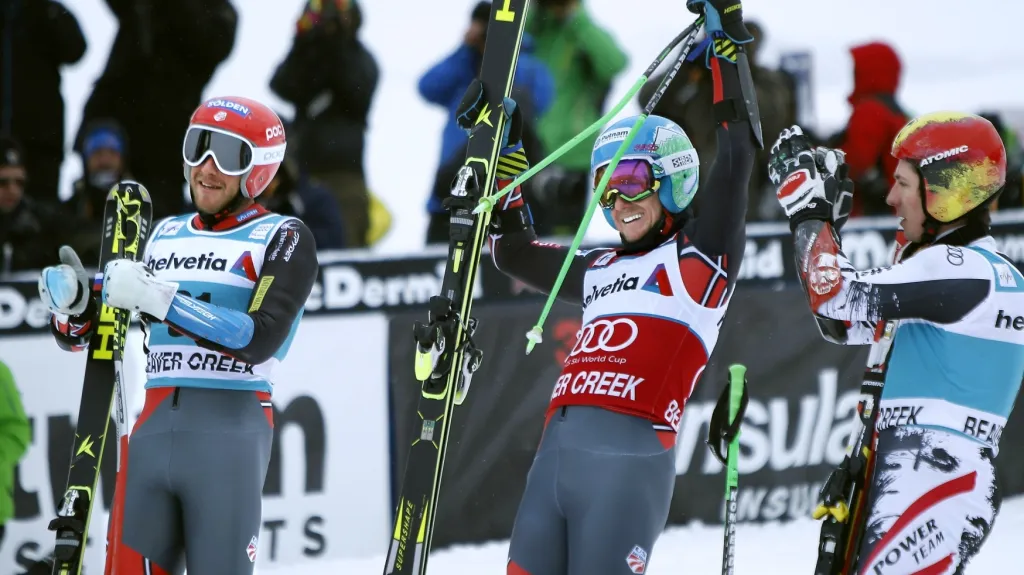 Ted Ligety (uprostřed) oslavuje vítězství