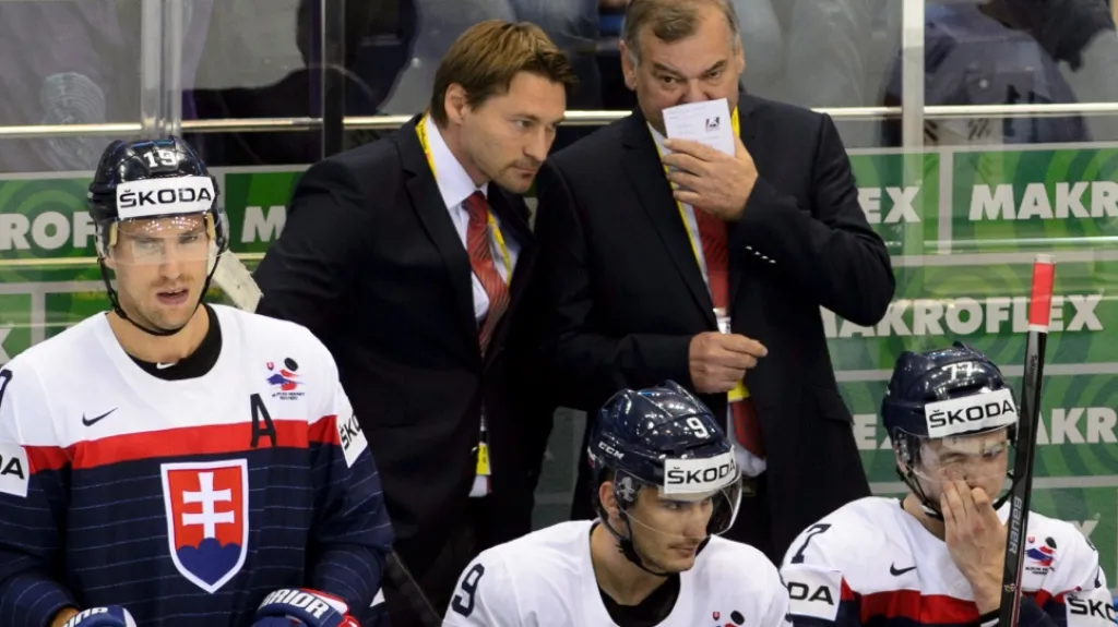 Vladimír Vůjtek na střídačce Slovenska s asistentem Vladimírem Orszaghem